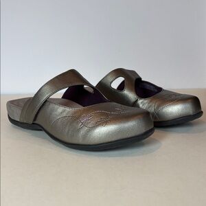 NEW! Orthaheel Jane Mule / Clog / Sandal in Pewter. Size 8w